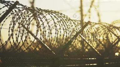 围栏监狱严格制度的剪影铁丝网. 来自难民的非法移民围栏。 非法移民